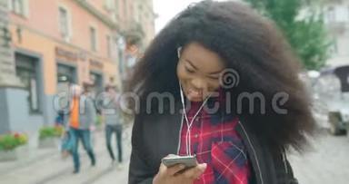 快乐迷人的非洲女孩，带着美丽的微笑聊天，发<strong>短信</strong>，上网，边听<strong>音</strong>乐边跳舞